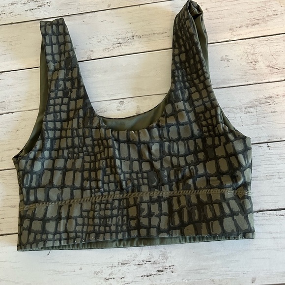 Fabletics Sports Bra Women's Medium Green
Reversible Animal Print Solid - Picture 1 of 6